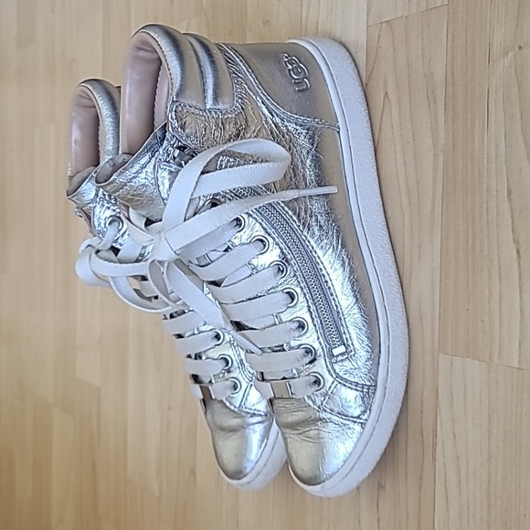 UGG Shoes - UGG OLIVE METALLIC WOMEN Fashion SNEAKER LEATHER SLIVER US 7